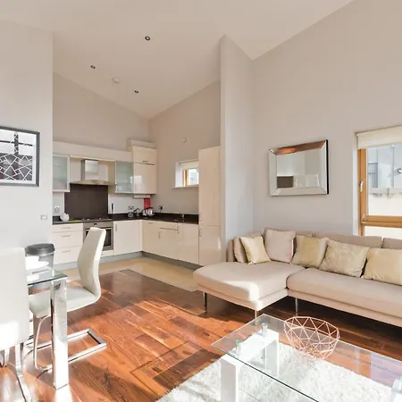 **luxurious Malahide Penthouse Town Centre Apartment *