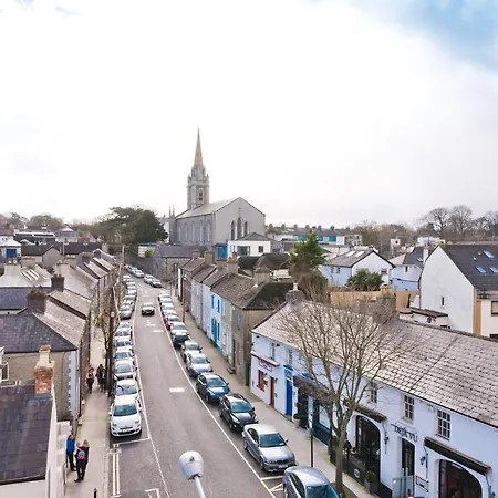 **luxurious Malahide Penthouse Town Centre Apartment *