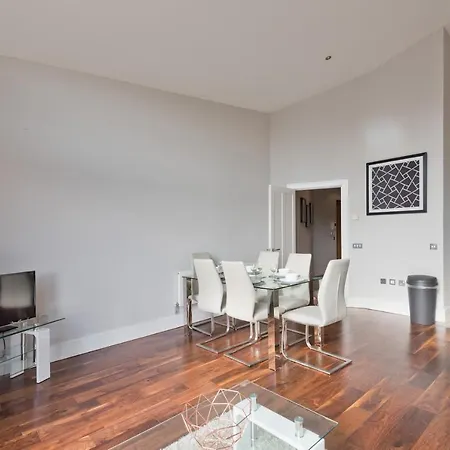 **luxurious Malahide Penthouse Town Centre Apartment *